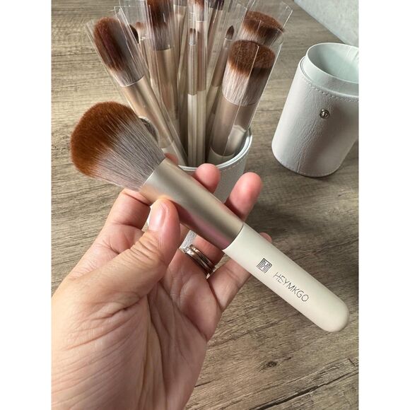 Hemkgo 18pcs Professional Premium Synthetic Makeup Brushes with Case - Picture 6 of 6